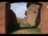 04061 ostia - regio i - insula vii - caseggiato dei misuratori del grano (i,vii,1-2) - raum re des eingangs an der suedseite - 09-2023.jpg